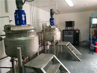 化工反應釜物料控溫 ±0.5度，用什么電加熱導熱油爐？